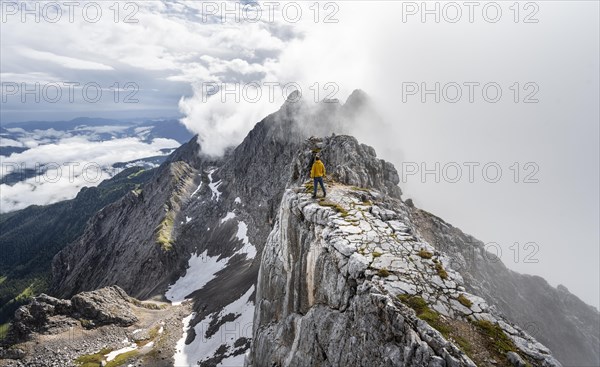 Hiker at the summit of the Westliche Toerlspitze
