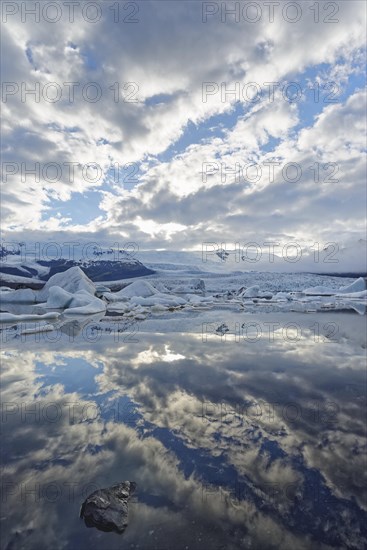 Glacier lagoon Fjallsarlon