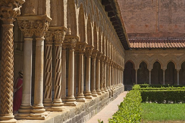 Ornate twin pair columns in the cloister