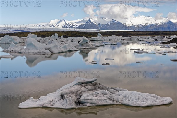 Glacier lagoon Fjallsarlon