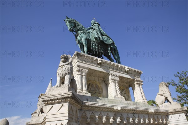 Equestrian statue of King Stephen I