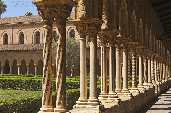 Ornate twin pair columns in the cloister