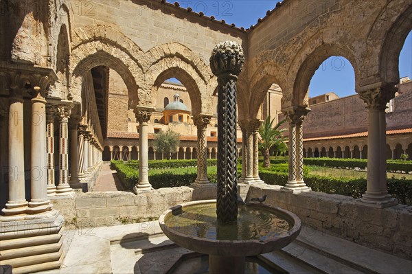 Ornate twin pair columns in the cloister