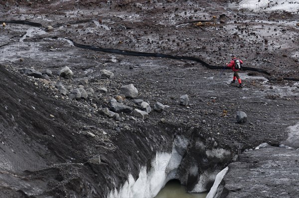 Glacier hikers on the Svinafell glacier