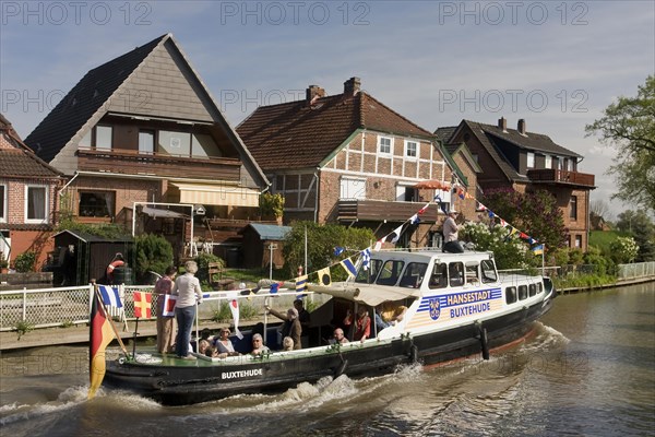 Excursion boat on the Este