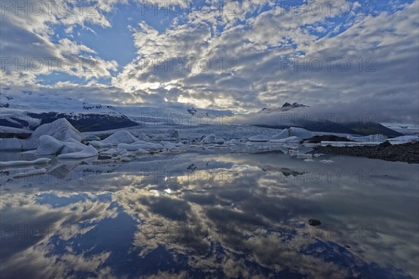Glacier lagoon Fjallsarlon