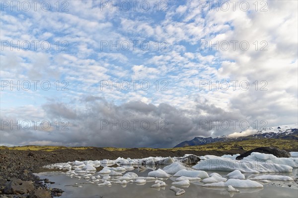 Glacier lagoon Fjallsarlon