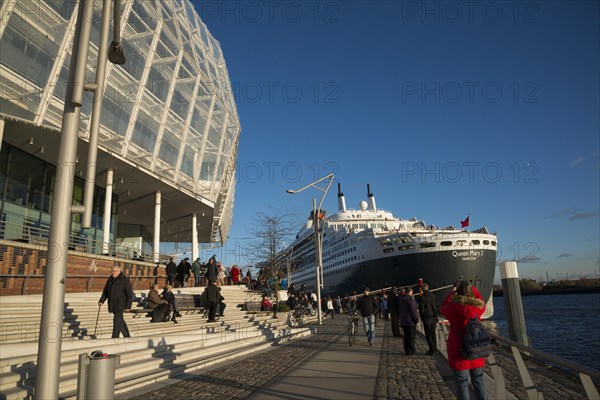 Cruise ship Queen Mary 2