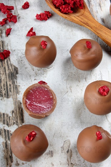 Raspberry praline