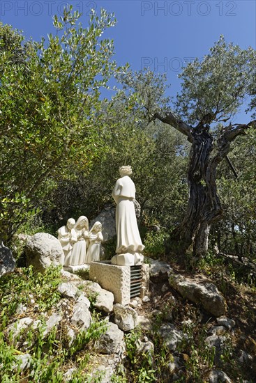 Statue of the three shepherd children with the angel