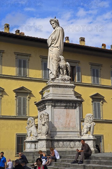 Dante Alighieri Statue