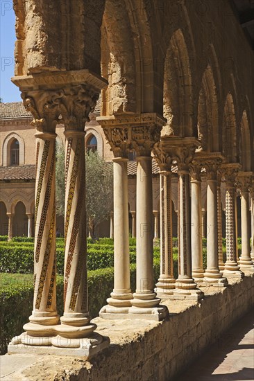 Ornate twin pair columns in the cloister