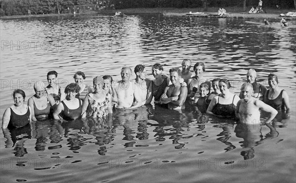 Group with bathers in the lake