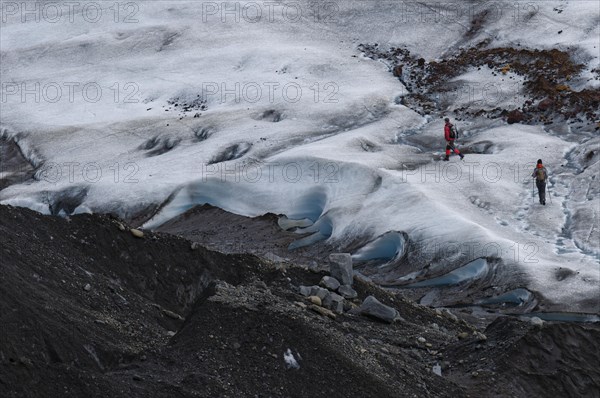 Glacier hikers on the Svinafell glacier