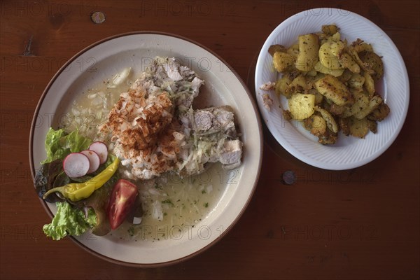 Brawn with onions and fried potatoes