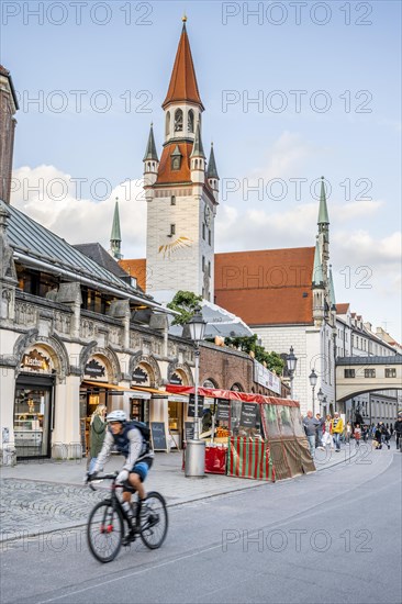 Passers-by at the Old Town Hall