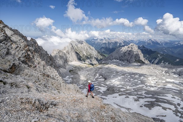 Hiker on the via ferrata to the Patenkirchner Dreitorspitze