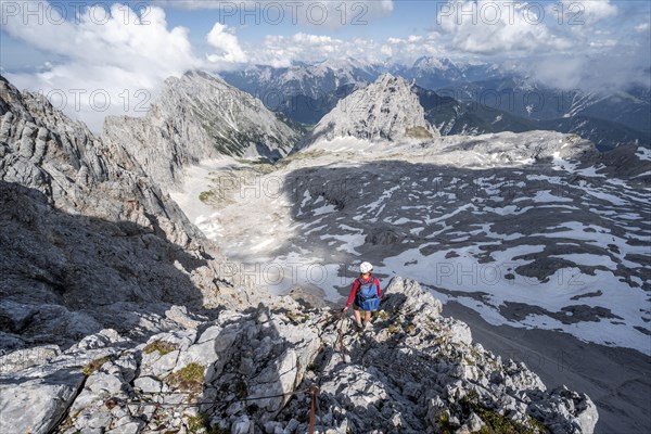 Hiker on the via ferrata to the Patenkirchner Dreitorspitze