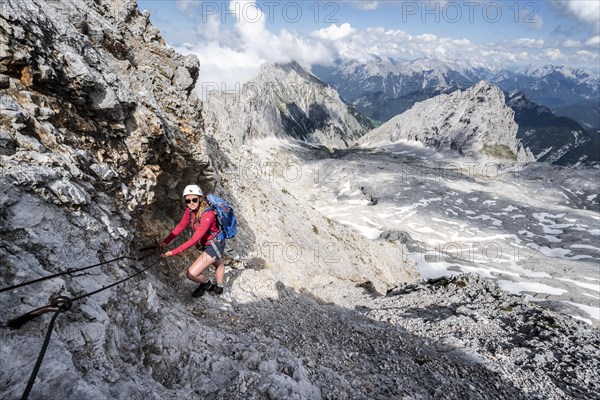 Hiker on the via ferrata to the Patenkirchner Dreitorspitze