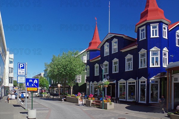 Pedestrian zone and building