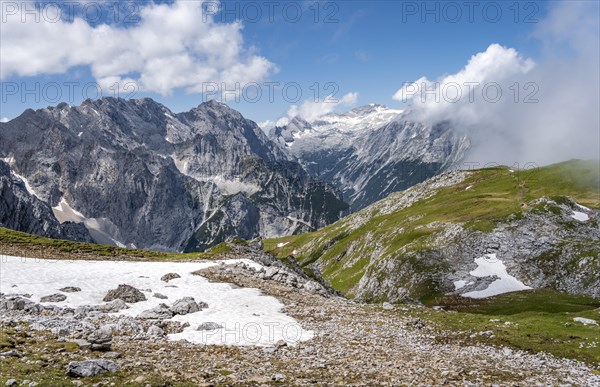 View into the Reintal valley and of the peaks of the Wetterstein mountains