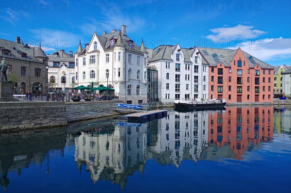 House front reflected in the water