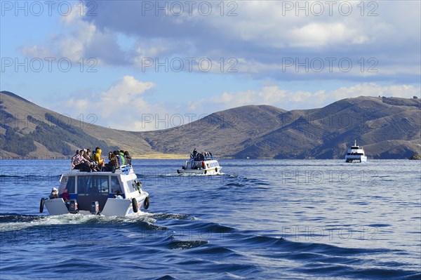 Excursion boats on the way to Isla del Sol