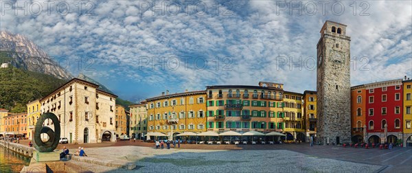 Piazza Novembre with Torre Apponale