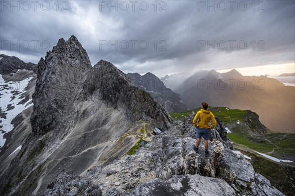 Hikers at the summit of the Westliche Toerlspitze