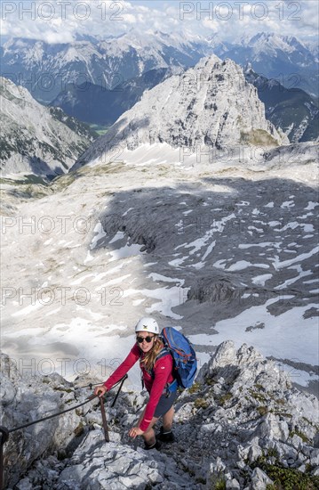 Hiker on the via ferrata to the Patenkirchner Dreitorspitze