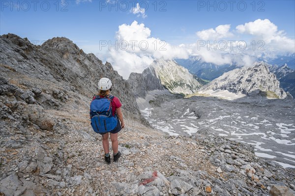 Hiker on the trail to the Patenkirchner Dreitorspitze