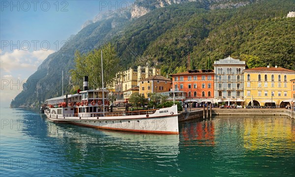 Paddle steamer at the landing stage of Piazza Catena