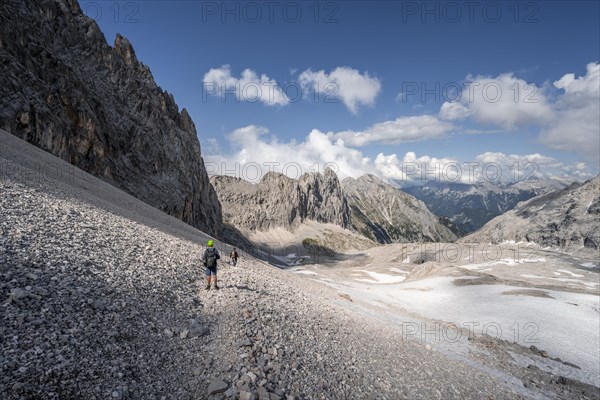 Hikers on the Hermann von Barth trail to the Partenkirchner Dreitorspitze