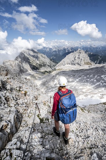 Hiker on the via ferrata to the Patenkirchner Dreitorspitze