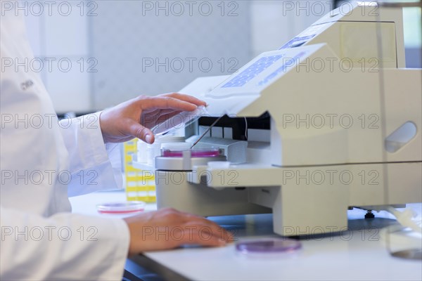 Laboratory examination with laboratory assistant in an examination laboratory for food control