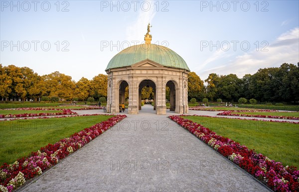 Blooming red flowers in the Hofgarten with the Diana Temple
