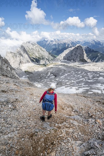 Hiker on the via ferrata to the Patenkirchner Dreitorspitze