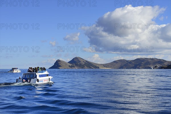 Excursion boats on the way to Isla del Sol