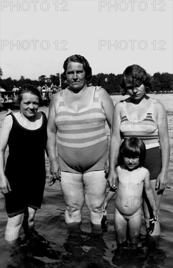 Bathing group at the lake