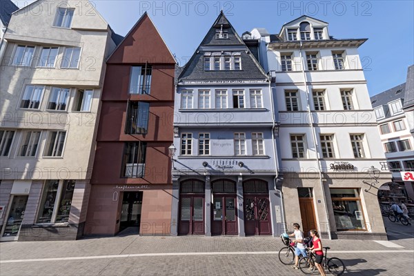 Modern and reconstructed town houses on the market Kroenungsweg