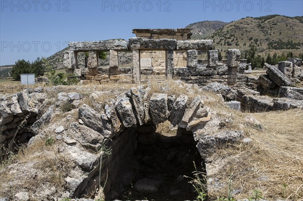 Ruins in the northern necropolis of Hierapoli