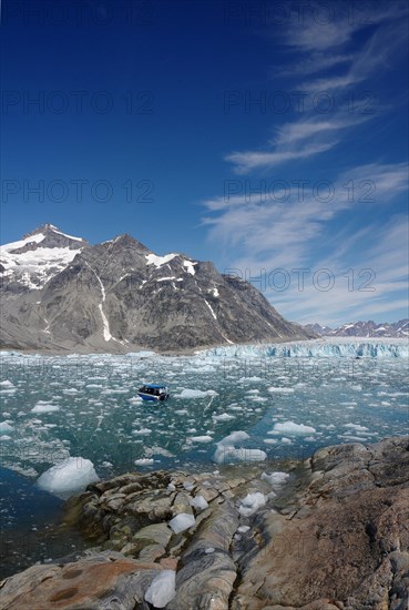 Icebergs and ice pieces