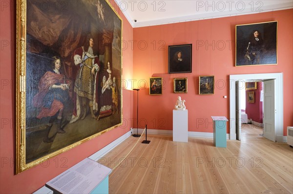 White bedchamber with the painting Elector Friedrich Wilhelm of Brandenburg and his family