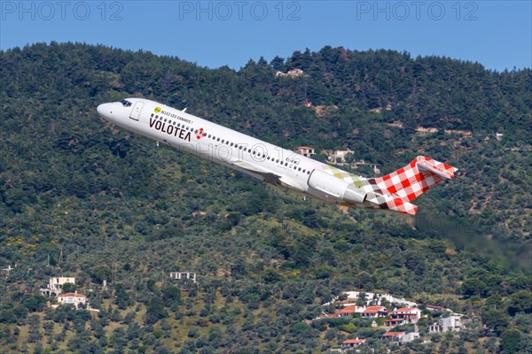 A Volotea Boeing 717-200 with registration EI-EWJ at Skiathos Airport