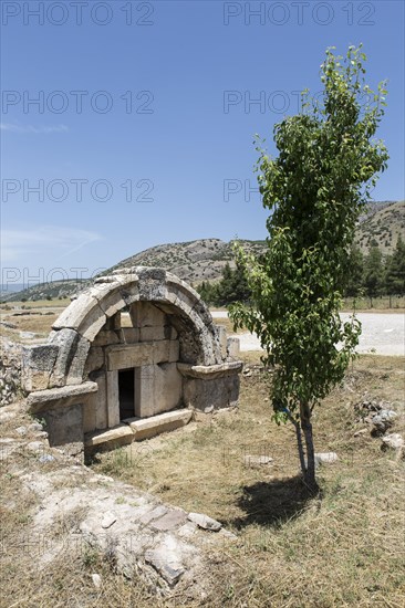 Ruins in the northern necropolis of Hierapoli