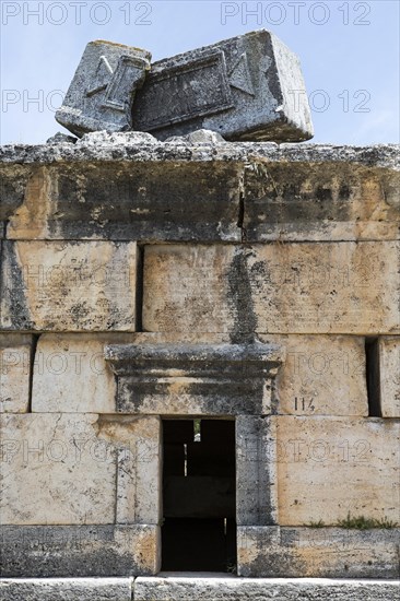 Ruins in the northern necropolis of Hierapoli