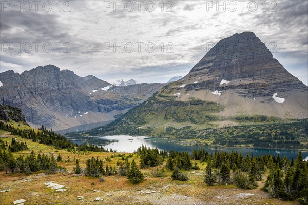 Hidden Lake with Bearhat Mountain in autumn