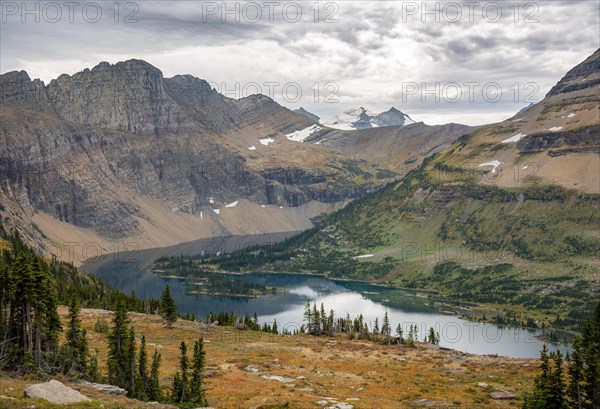 Hidden Lake with Bearhat Mountain in autumn