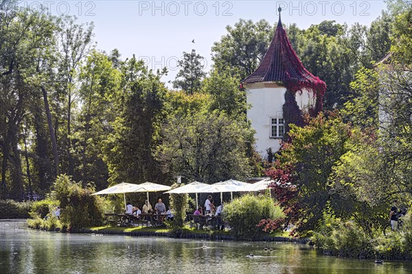 Beer garden at the James Kruess Tower in the courtyard of Blutenburg Palace