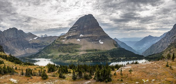 Hidden Lake with Bearhat Mountain in autumn